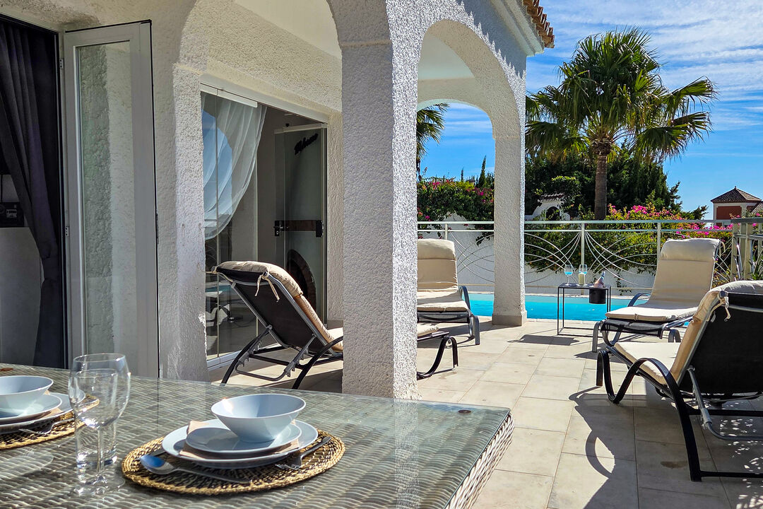 ... the spacious terrace ...