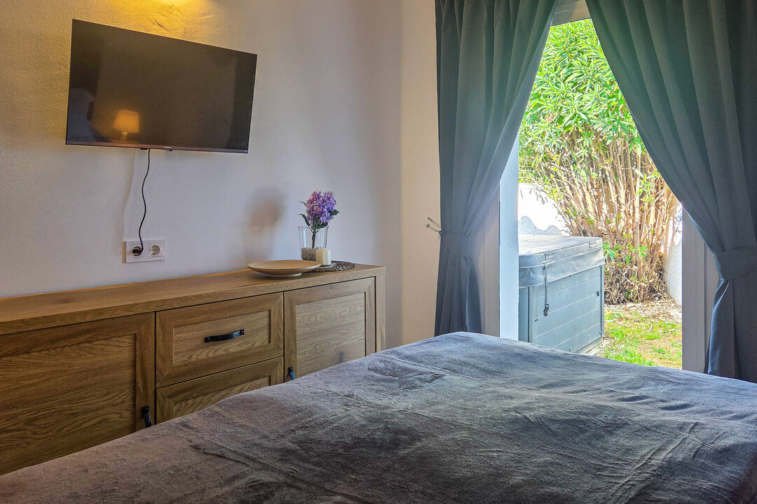 Both bedrooms have 32-inch Smart TVs with Fire OS.