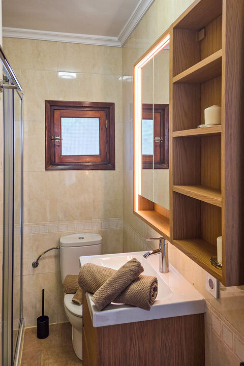 The bathroom is equipped with a ...