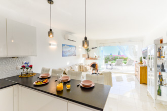 Salon de Casa Feliz Nerja avec vue sur mer et accès à la terrasse