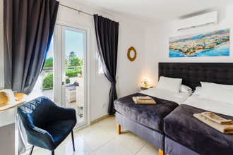 Chambre principale de Casa Feliz Nerja avec accès direct à la terrasse et vue sur mer