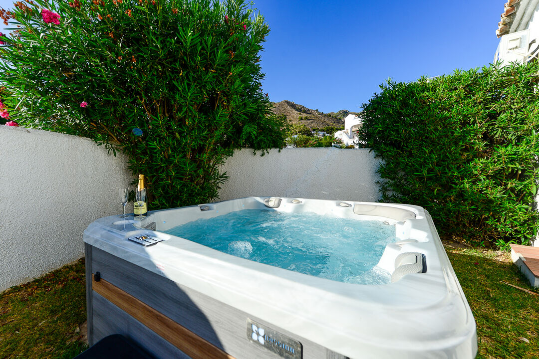 Se détendre dans le jacuzzi en profitant de la vue