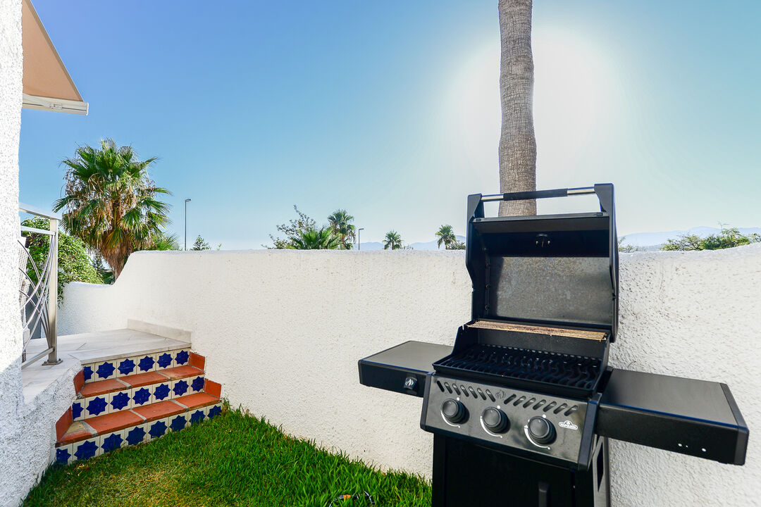 Espace barbecue sous les palmiers