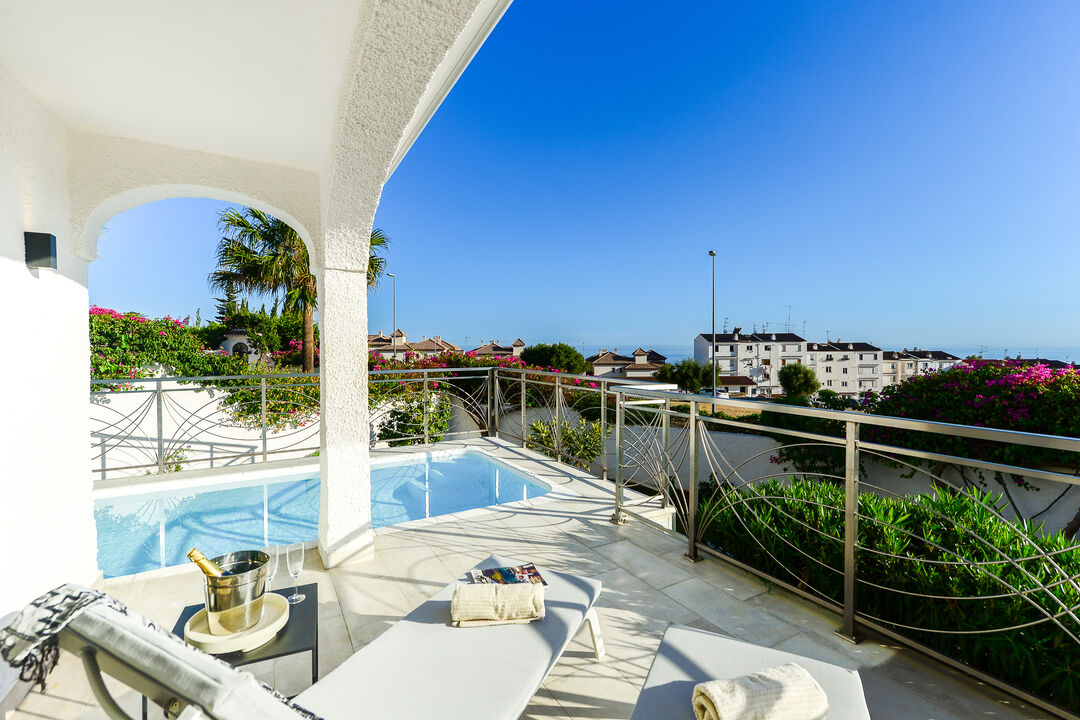 Une oasis de détente au bord de la piscine avec vue sur la mer