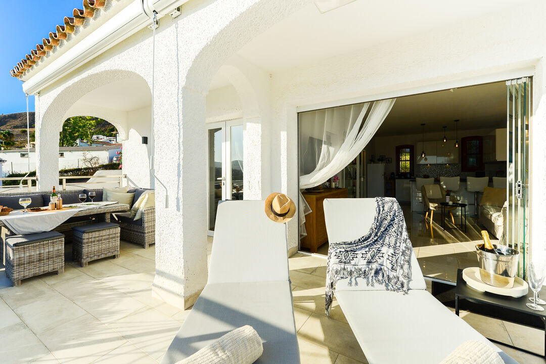 Grâce à la baie vitrée, la terrasse et le salon ne font plus qu’un