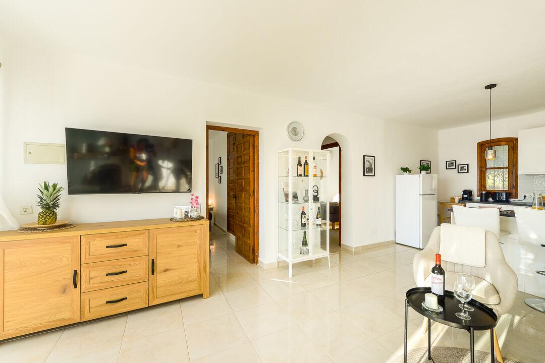 Pièce à vivre avec vitrine à vin et cuisine ouverte