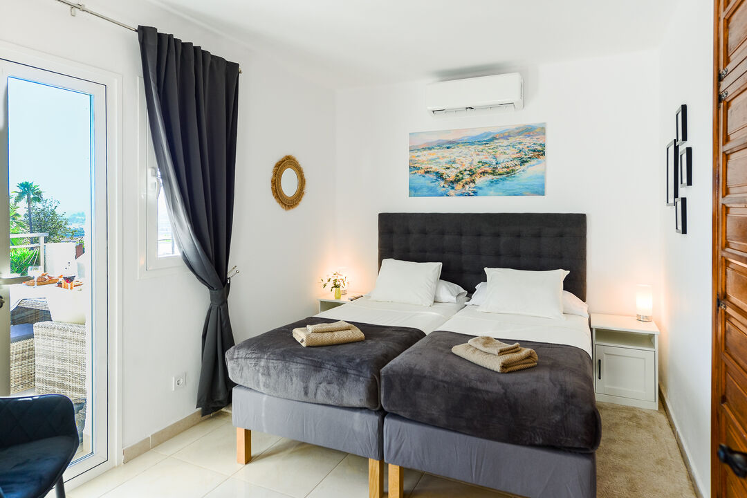 Chambre principale avec deux lits simples confortables à sommier à ressorts