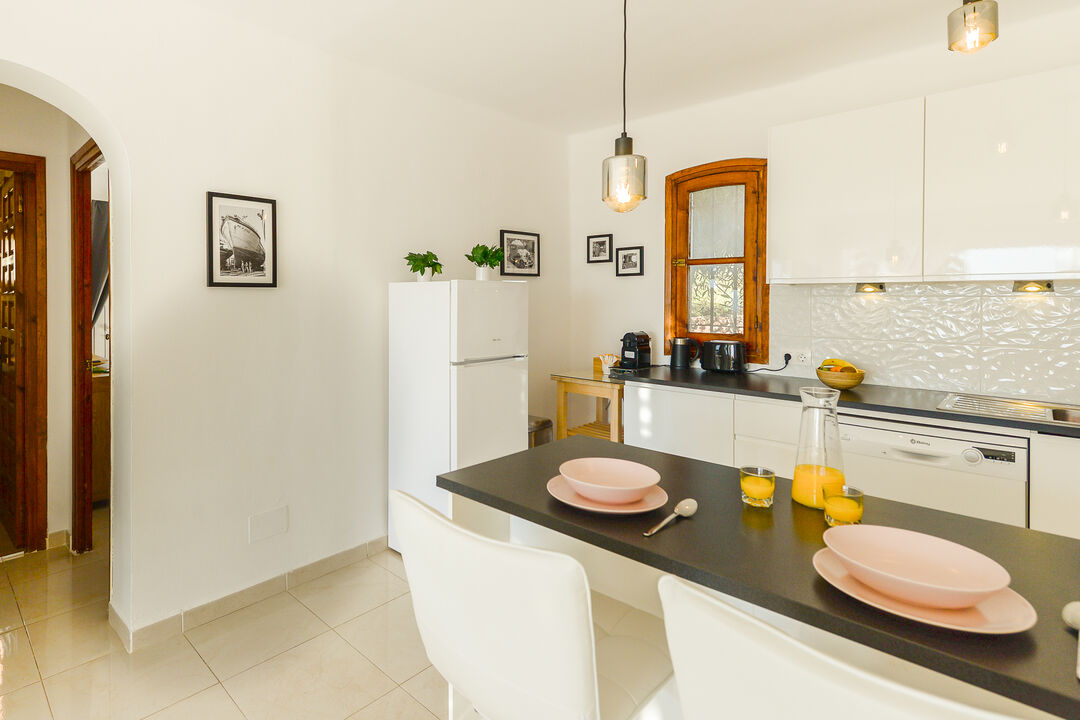 Cuisine ouverte avec coin café et thé