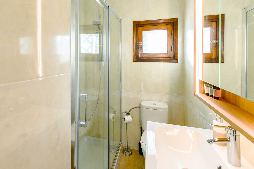 Une salle de bains petite mais lumineuse