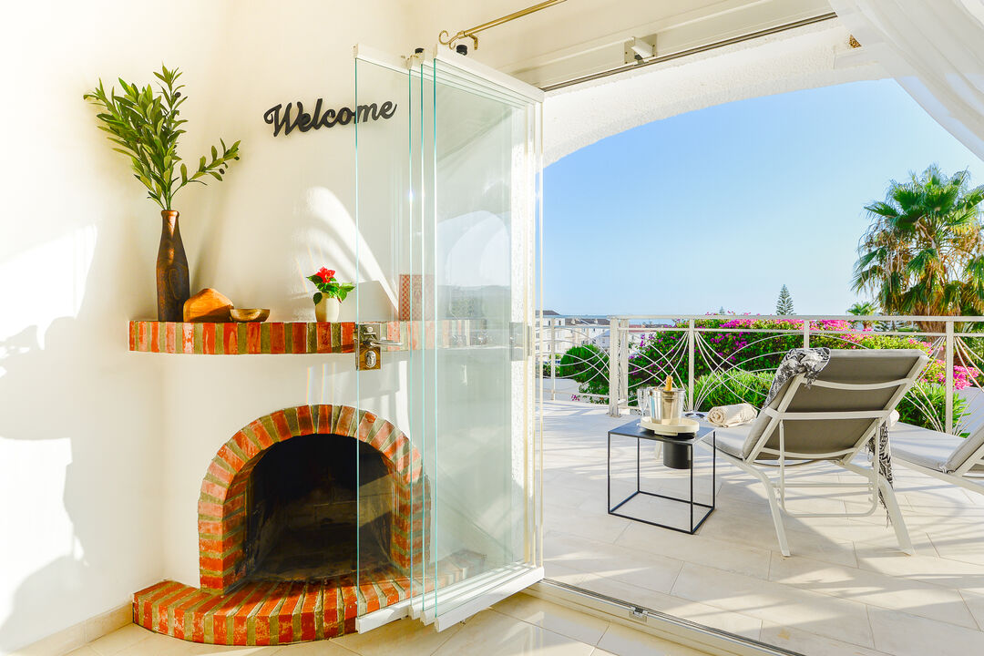 Bienvenue près de la cheminée, avec la terrasse donnant sur la mer juste derrière