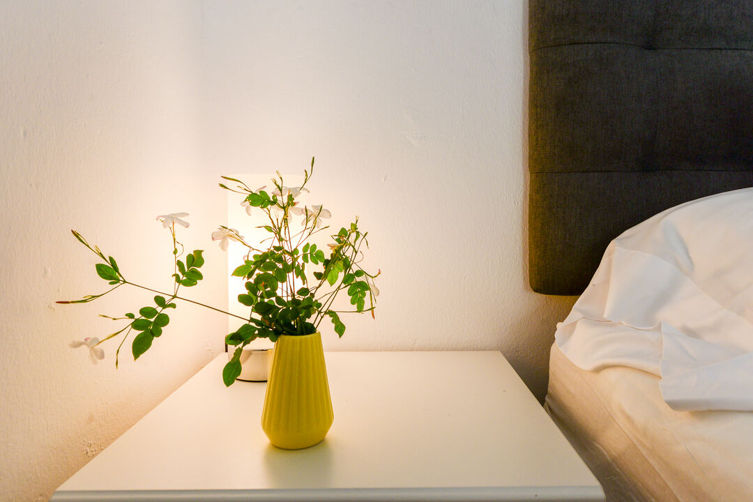 Des fleurs fraîches sur la table de chevet