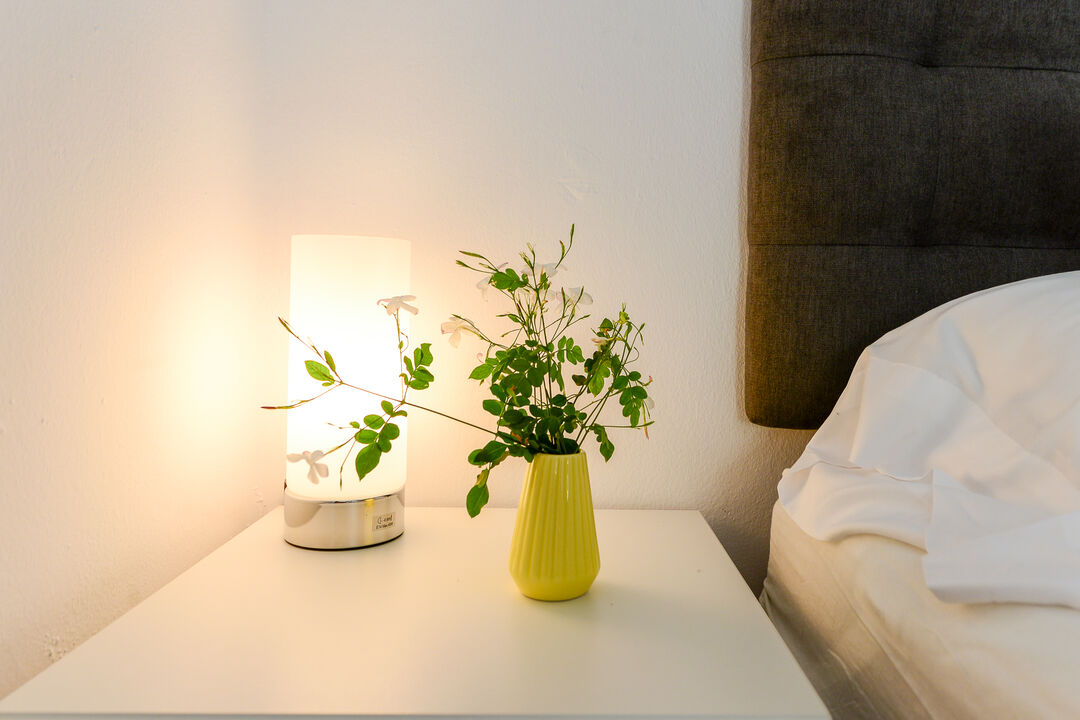 Des petites touches chaleureuses près du lit