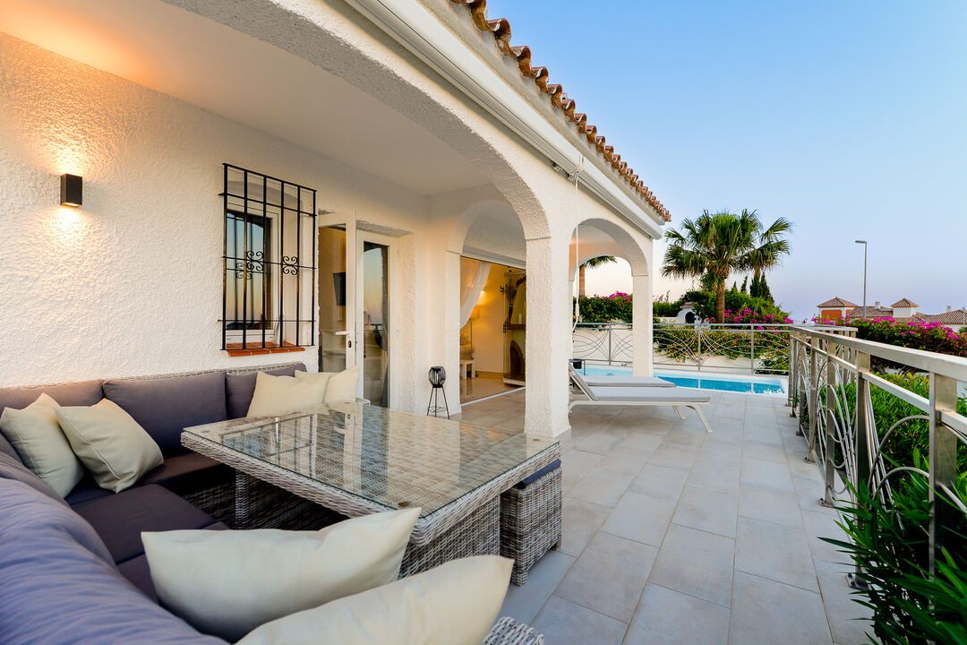 Terrasse et piscine à la lumière du soir