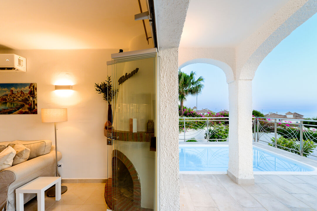 Une ambiance chaleureuse avec vue sur la piscine au crépuscule